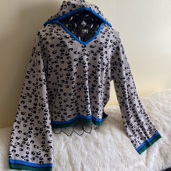 Heros & Dreamers Animal Printed Long Bell-Sleeve Hoodie XL - Picture 3 of 11